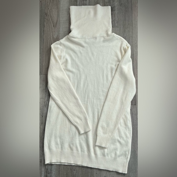 Snowflake New York Cream Color Turtleneck Tunic Sweater - Picture 4 of 10